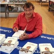 J'ai vécu aux Etats-Unis, je suis titulaire d'une maîtrise d'anglais, j'ai parcouru le monde pendant 25 ans comme journaliste grand reporter et écrit des articles en français et en anglais. En parallèle, j'ai traduit différents ouvrages de l'anglais vers